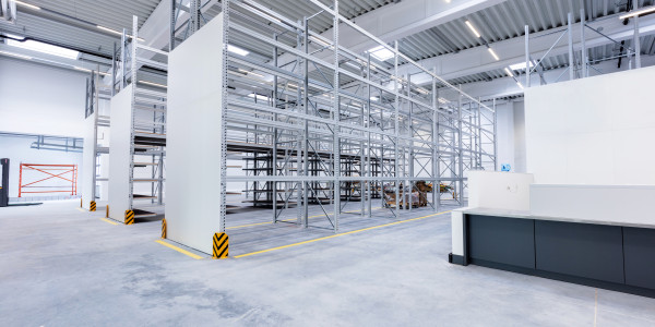 Reformas Integrales de Naves Industriales Los Alcázares · Diseño e Instalación de Áreas de Producción, Almacén y Oficinas
